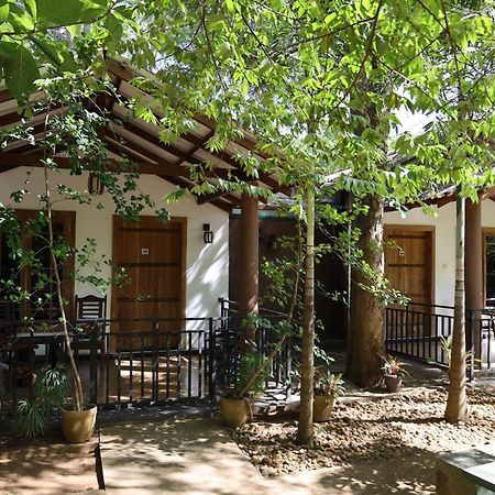 Max Safari Villa Udawalawe Buitenkant foto