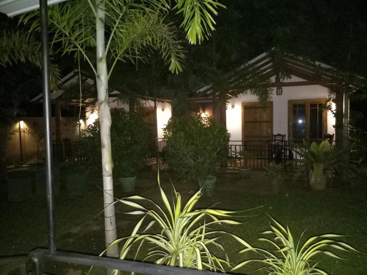 Max Safari Villa Udawalawe Buitenkant foto