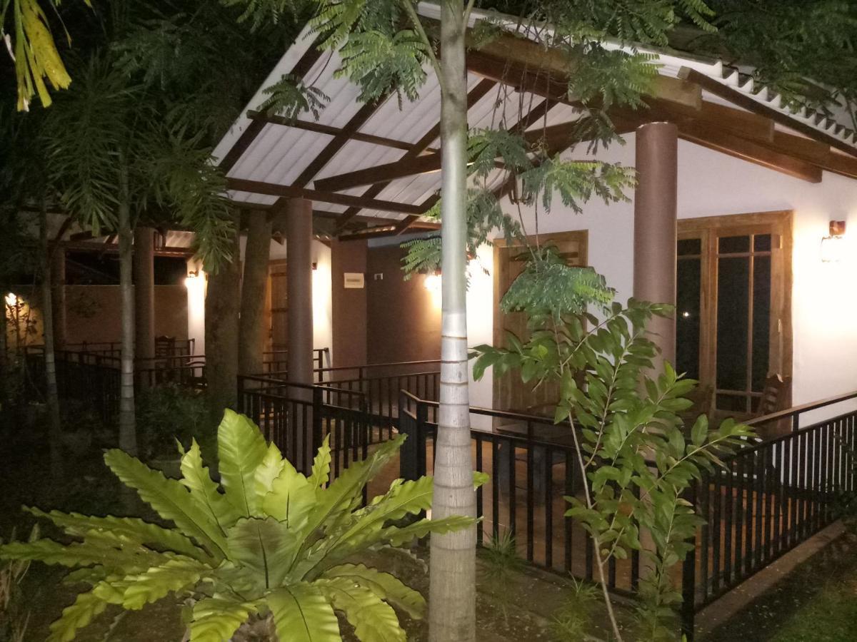 Max Safari Villa Udawalawe Buitenkant foto